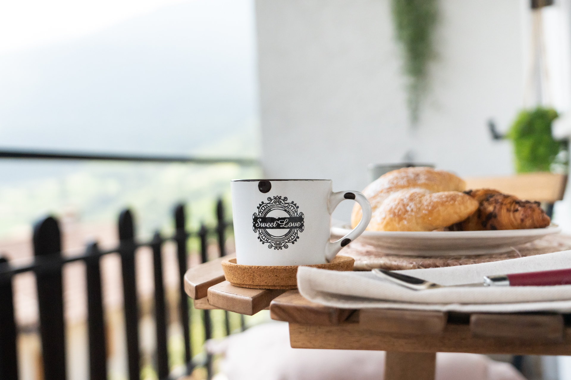 Colazione sul balcone con vista sulle montagne del Trentino