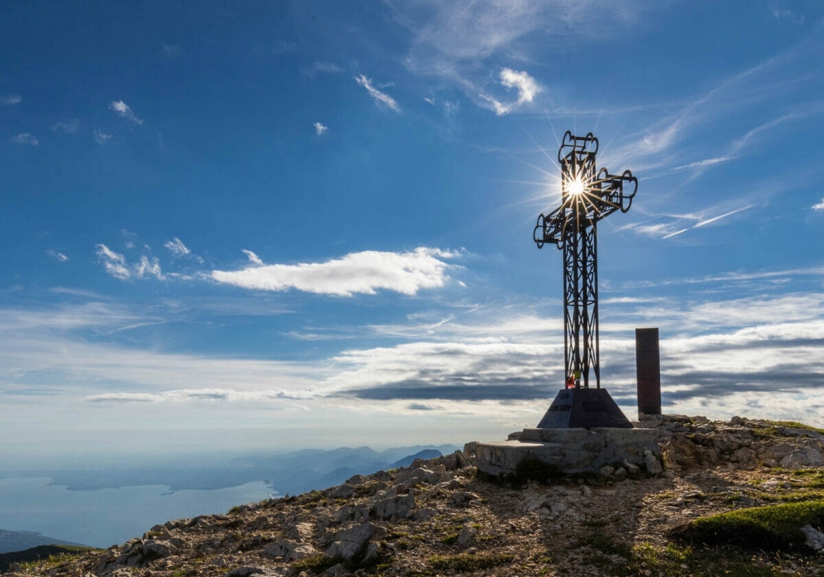 Croce di vetta del Monte Baldo - escursioni e trekking