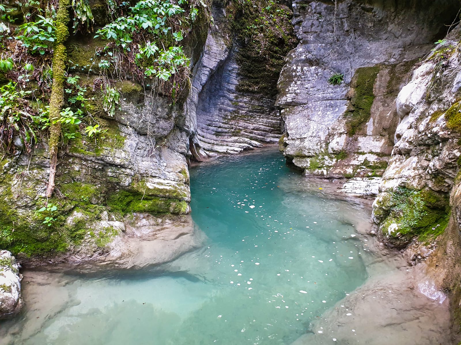 Canyon con acqua turchese - canyoning ed escursioni nel Trentino