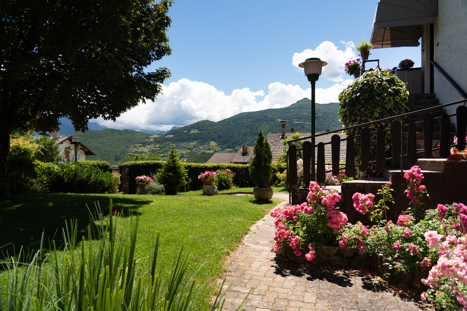 Garten mit Rosen und Blick auf den Monte Baldo - Slow Time Garden Brentonico Trentino