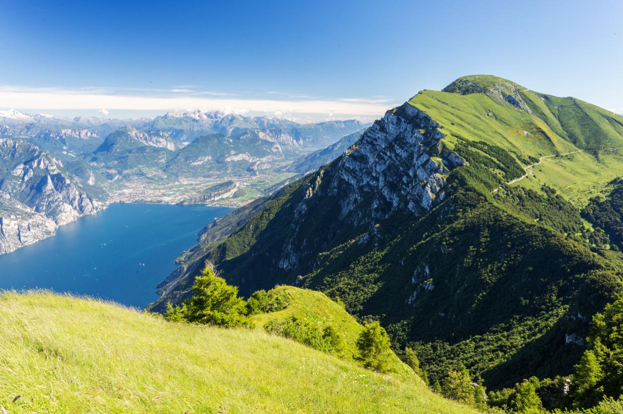 Vista del Lago di Garda dal Monte Baldo - panorama silenzioso delle montagne Baldensi